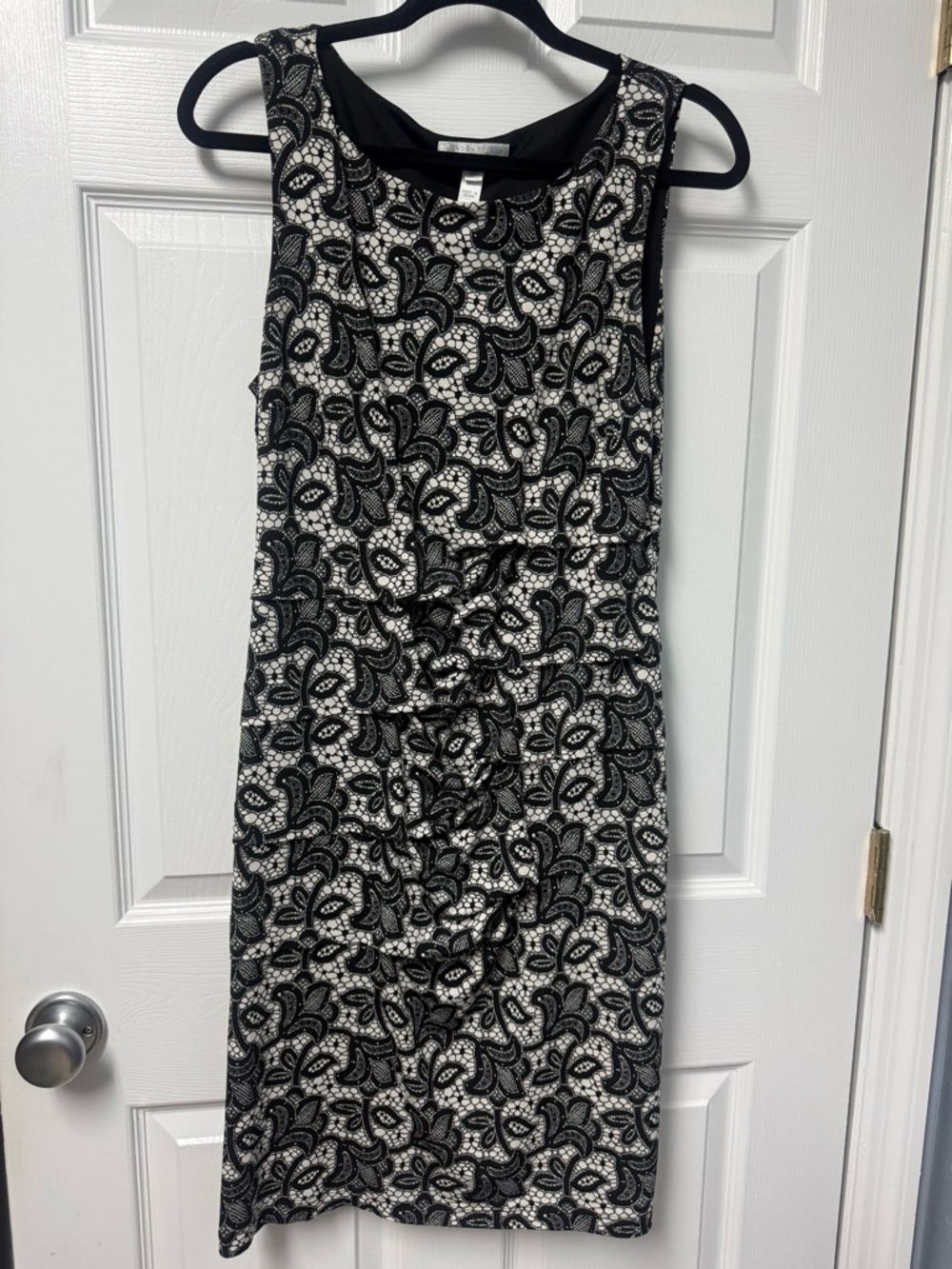 London Times Black & White Paisley Sleeveless Sheath Dress